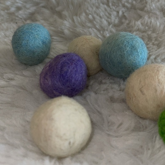 Cat felt any  day toys 6 felt balls and one clover 
Great for fetch , - Picture 3 of 4